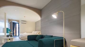 Tinky Family Room | Dihias secara berasingan, dilengkapkan perabot secara berasingan, meja