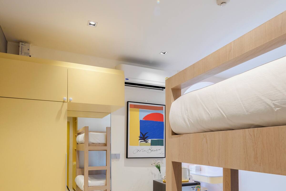 Sunny Standard Room | Meja kerja, ruang kerja ramah laptop, dan tirai kedap cahaya
