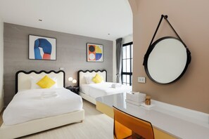 Individually decorated, individually furnished, desk, laptop workspace - Bembis Hotel Charoenakorn 10 (Bangkok)