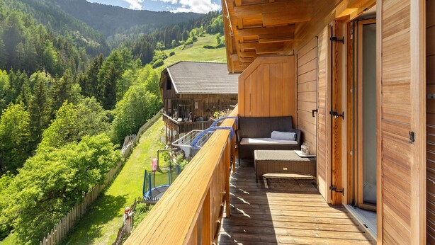 A wooden cabin with a balcony overlooking a forested valley. - Traditional Apartment "Waldstille" in Idyllic Nature, Balcony and Wi-Fi (San Lorenzo di Sebato)