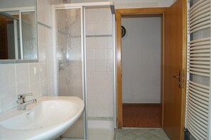 Douche, sèche-cheveux, serviettes fournies, papier toilette