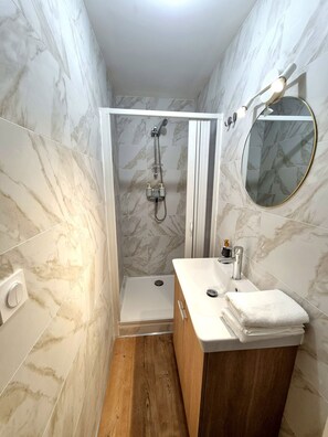 淋浴設備、風筒、提供毛巾、番梘