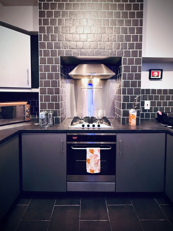 Private kitchen - The Duff 1-Bed Flat: Walk to Marina, Shops & Train (Bangor)