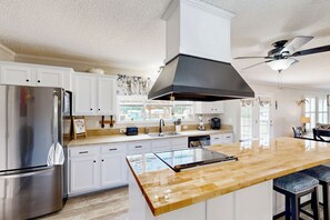 Refrigerador, microondas, parrilla de estufa y lavavajillas 