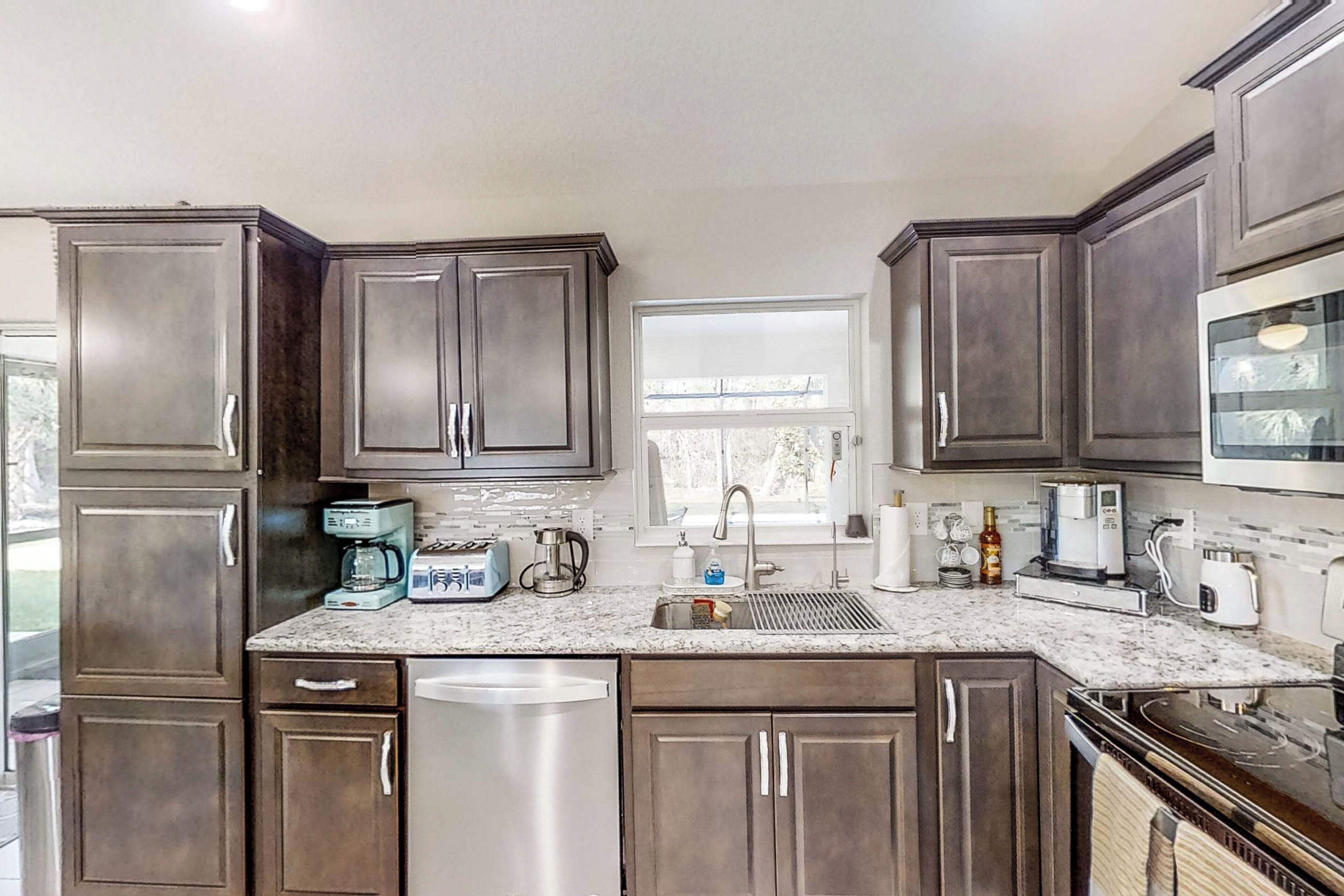 Fridge, microwave, stovetop, dishwasher