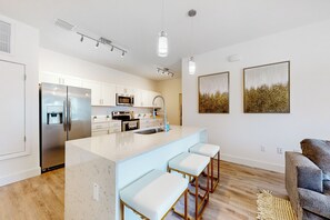 Réfrigérateur, four à micro-ondes, surface de cuisson, lave-vaisselle