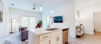 2 Mi to UF Campus! Dog-Friendly Condo w/ Pool