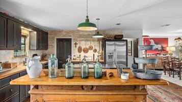 Réfrigérateur, micro-ondes, plaque de cuisson, lave-vaisselle