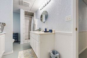 Hair dryer, towels - Sprawling Eufaula Lake Sanctuary w/ Dock! (Eufaula)