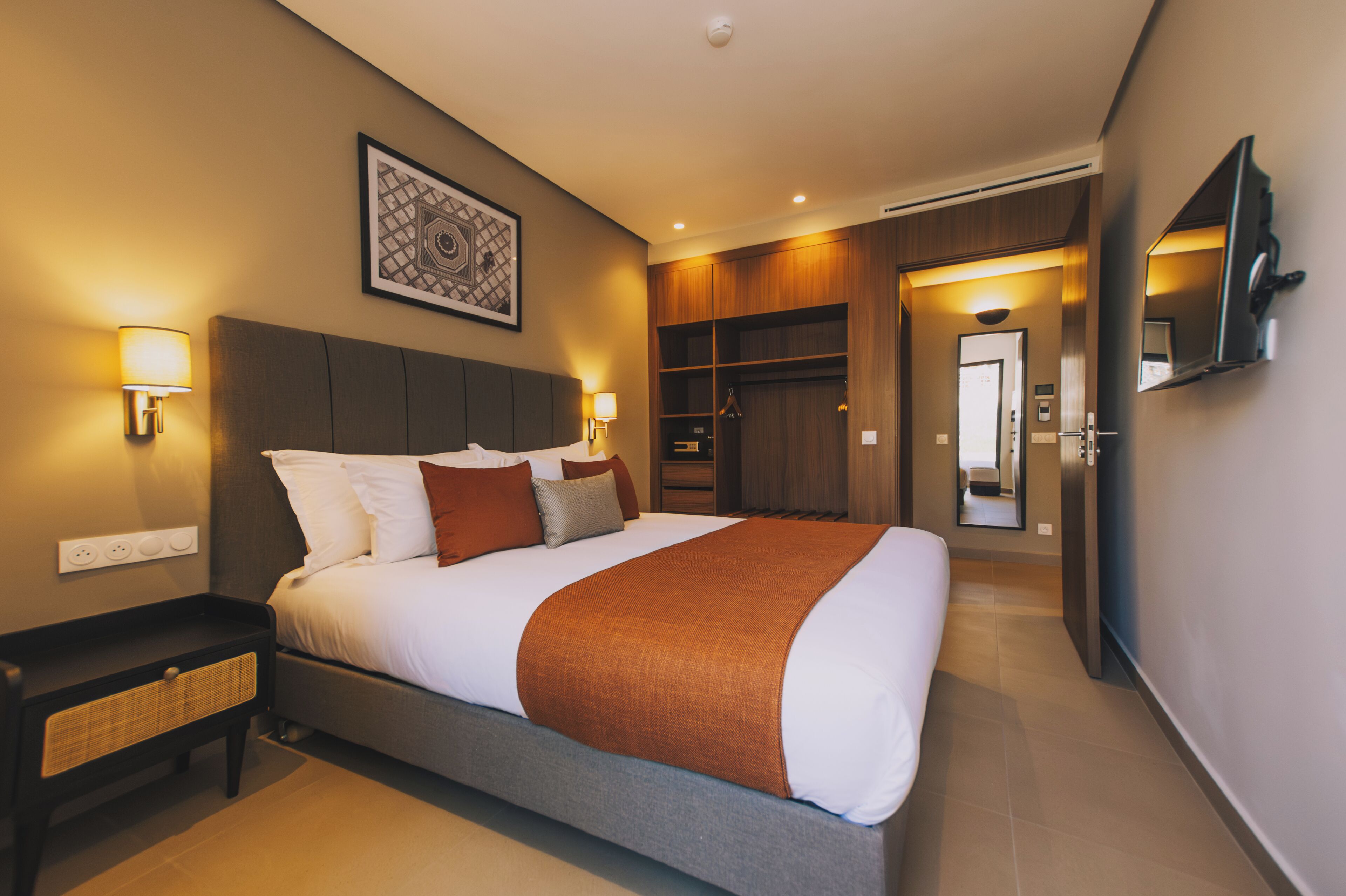 Phòng đôi hoặc 2 giường đơn tiện nghi đơn giản | Bộ đồ giường cao cấp, nôi (giường cho trẻ sơ sinh) miễn phí 