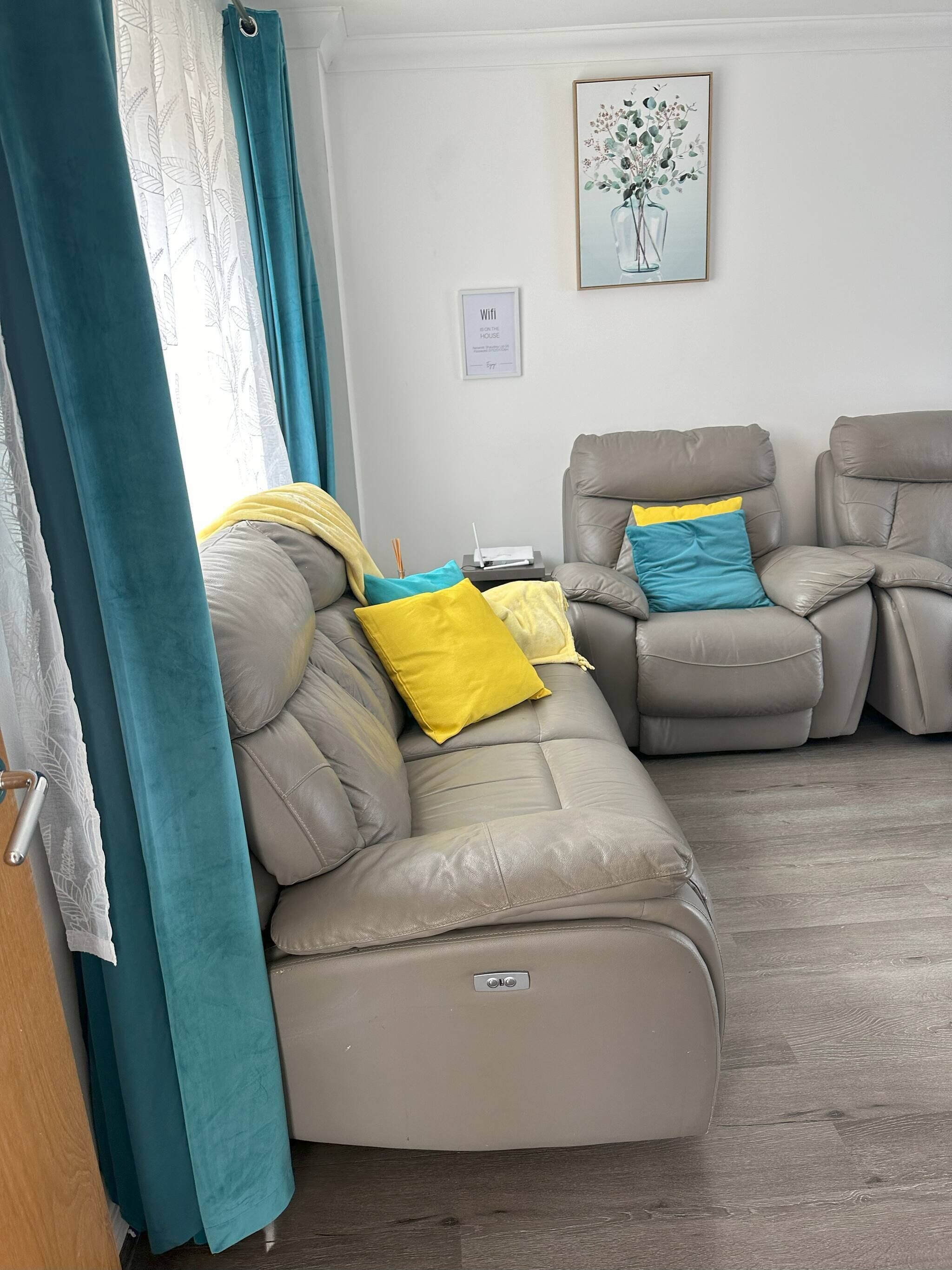 Room, 1 Bedroom | Living area