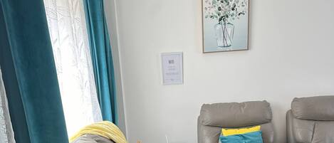 Room, 1 Bedroom | Living area