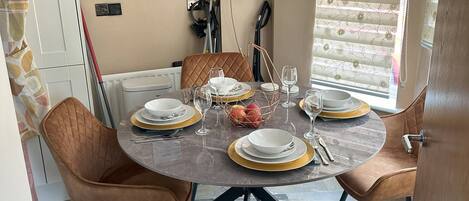 Room, 1 Bedroom | Dining room