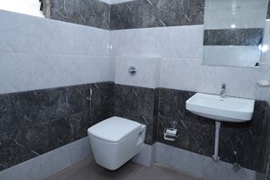 Deluxe Double Room | Bathroom | Shower, free toiletries, soap, shampoo