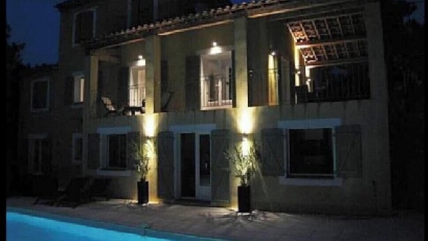 A two-story house with a swimming pool in the foreground. - Magnificent villa with private pool in a quiet location (vidauban)