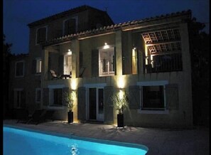 A two-story house with a swimming pool in the foreground. - Magnificent villa with private pool in a quiet location (vidauban)