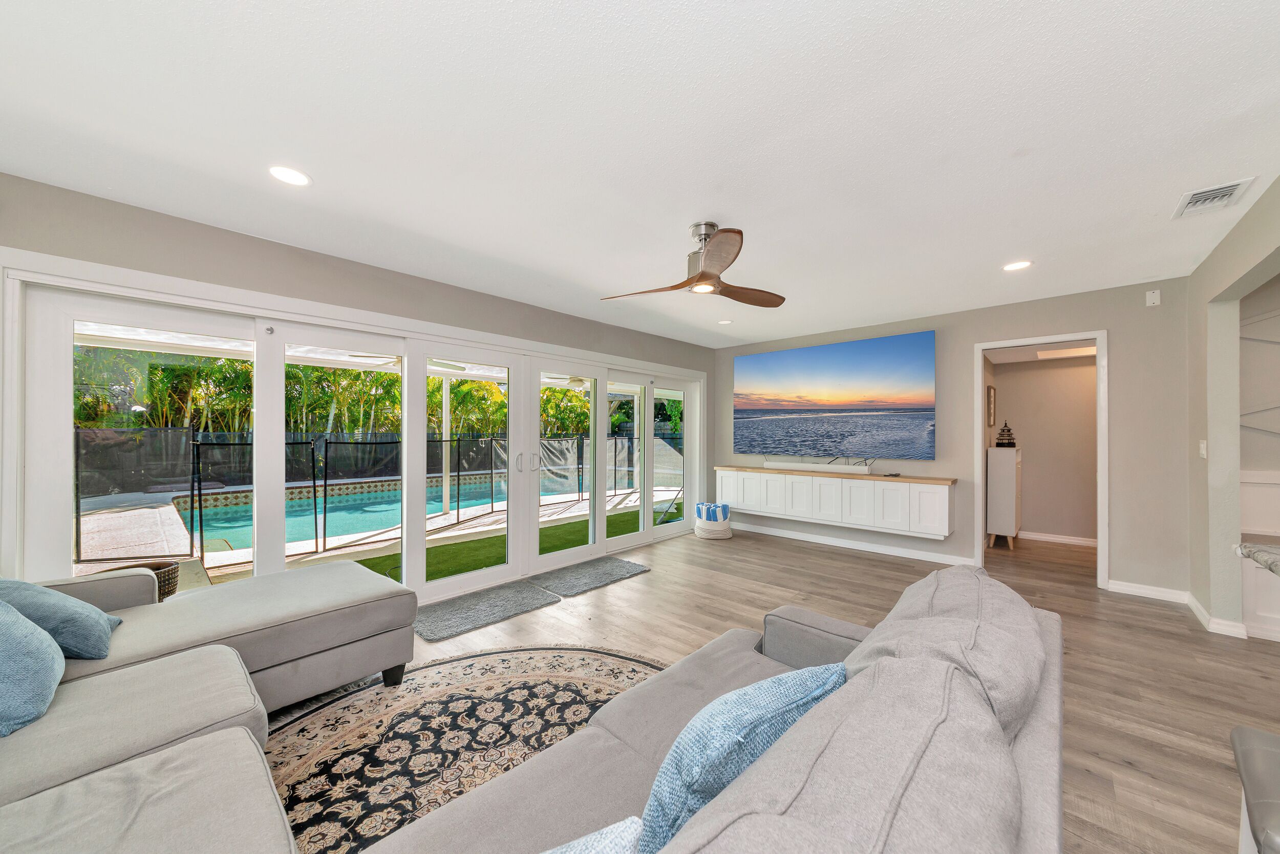 Téléviseur connecté, foyer, livres, chaîne audio