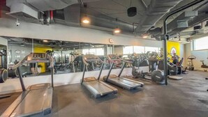 Ett gym med löpband, motionscyklar och styrketräningsmaskiner.