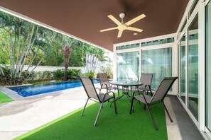Outdoor dining - Pattaya Private pool villa 4 Bedrooms 5 Bathrooms near by Jomtien Beach (Muang Pattaya)