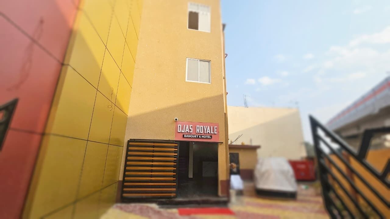 Un bâtiment sur lequel on peut lire l’inscription suivante : « DIAJ ROYALE BANQUET & HOTEL ».