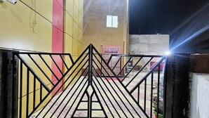 Una entrada con reja a un edificio con un letrero que dice "DUAS ROYALE BANQUET & HOTEL".