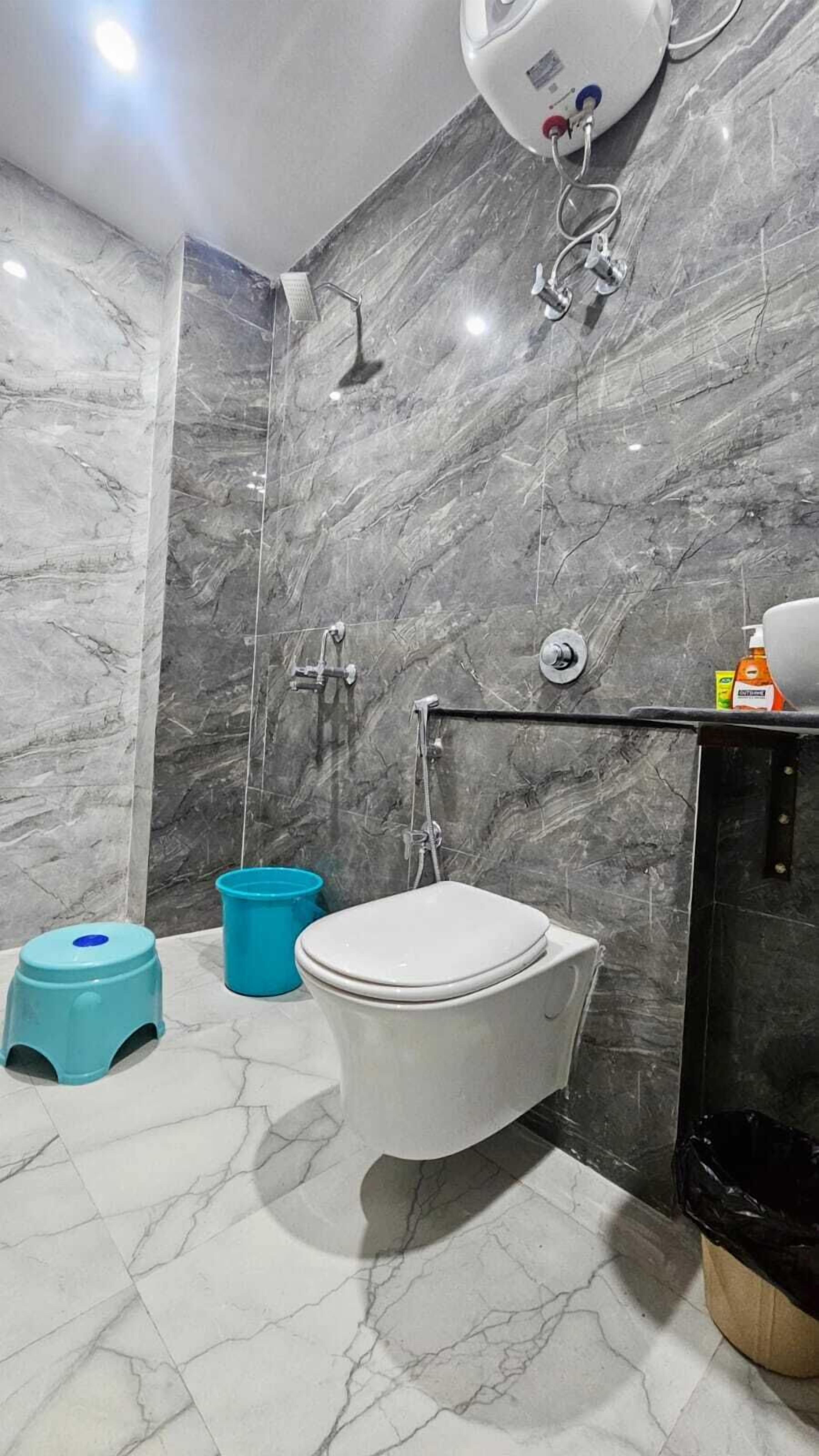 Ducha, bidet, toallas