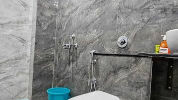 Ducha, bidet, toallas