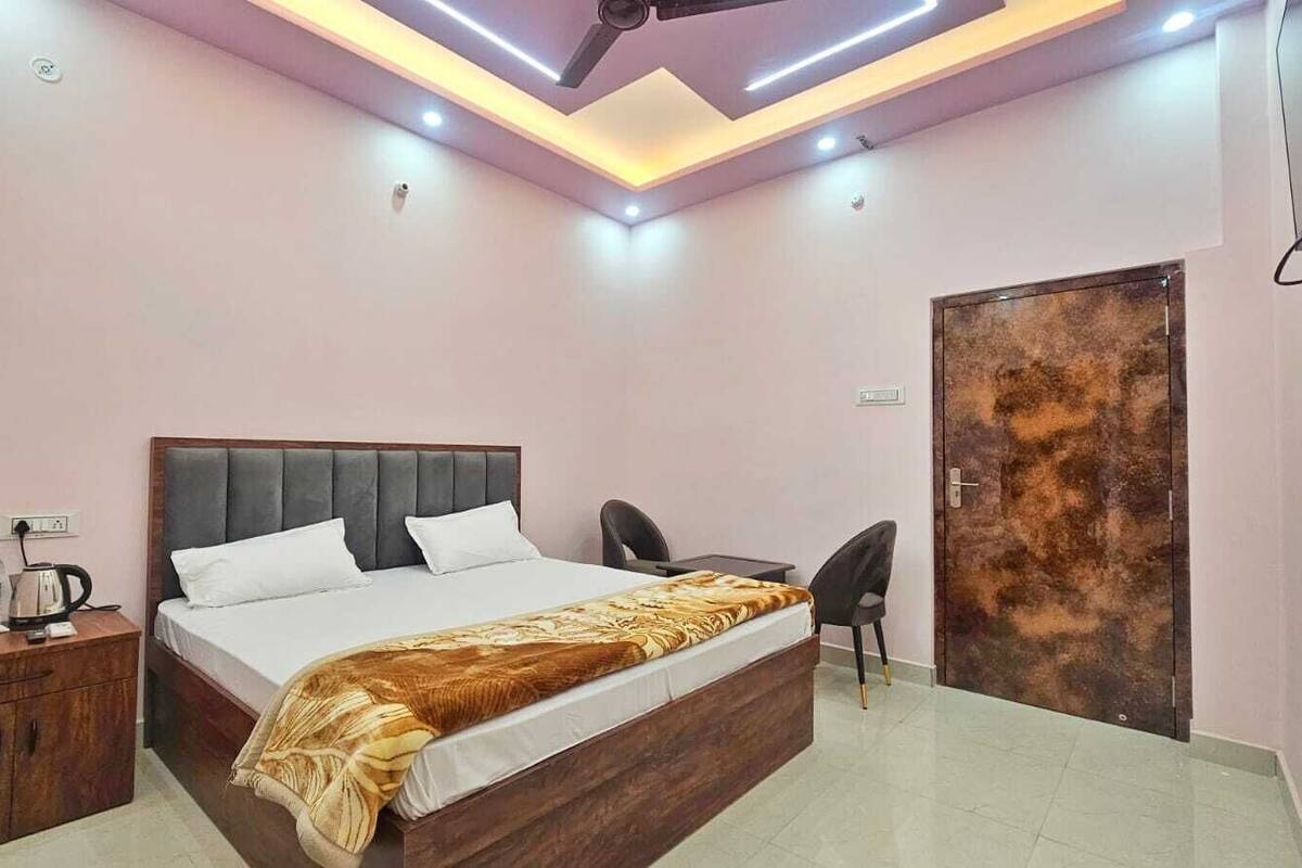 Une chambre à coucher comprenant un lit, une table de chevet, une chaise et une armoire.