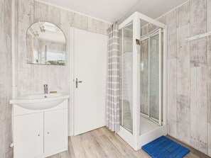 Shower, hair dryer - 250m to beach, home with garden - 4 adults/3 kids (Batz-sur-Mer)