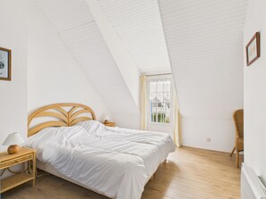 3 bedrooms, iron/ironing board - 250m to beach, home with garden - 4 adults/3 kids (Batz-sur-Mer)