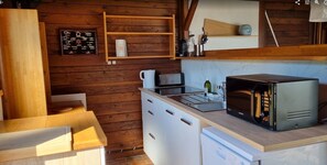 Kylskåp, mikrovågsugn, spishäll och diskmaskin