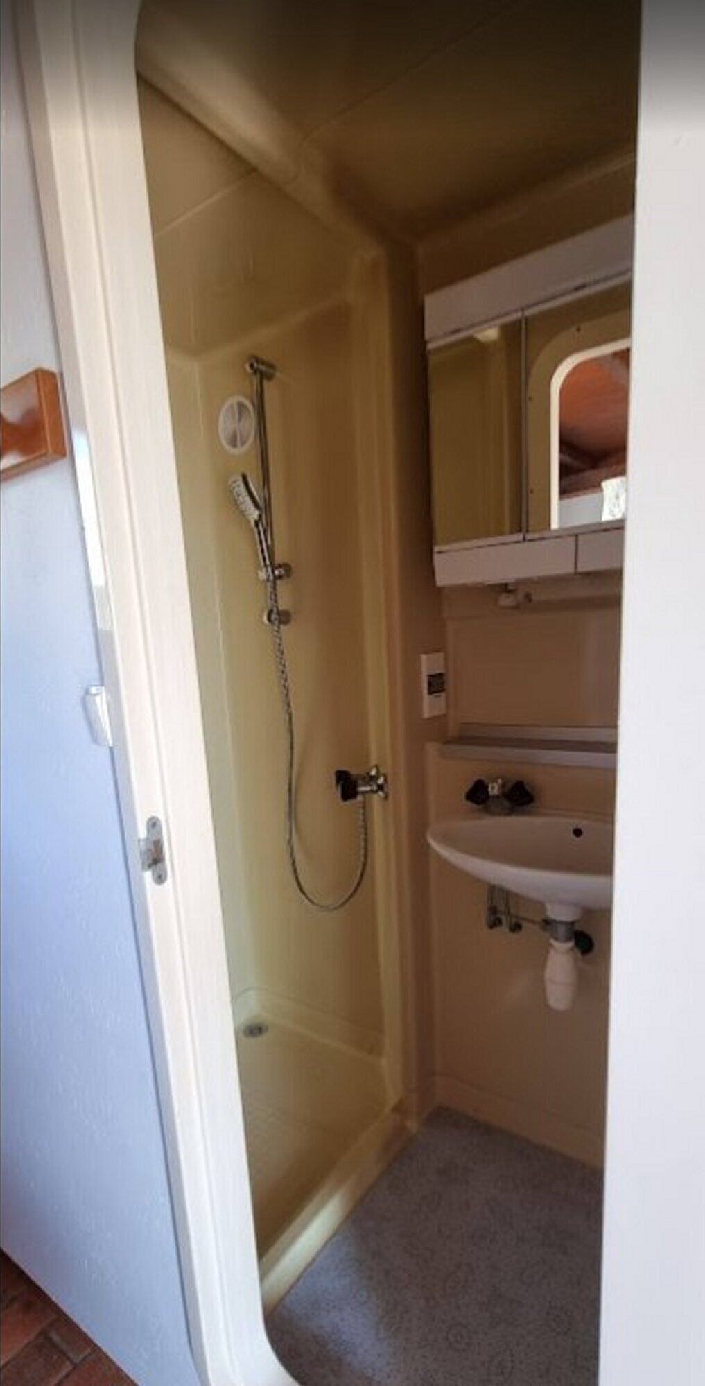 Een douche, een haardroger, zeep, toiletpapier