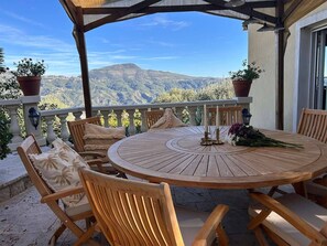 Outdoor dining - Maison Belle Vue  – Charming villa with pool & breathtaking views - Near Nice (Carros)