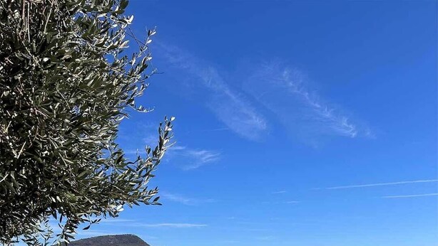 A balcony with a stone balustrade overlooking a mountainous landscape. - Maison Belle Vue  – Charming villa with pool & breathtaking views - Near Nice (Carros)