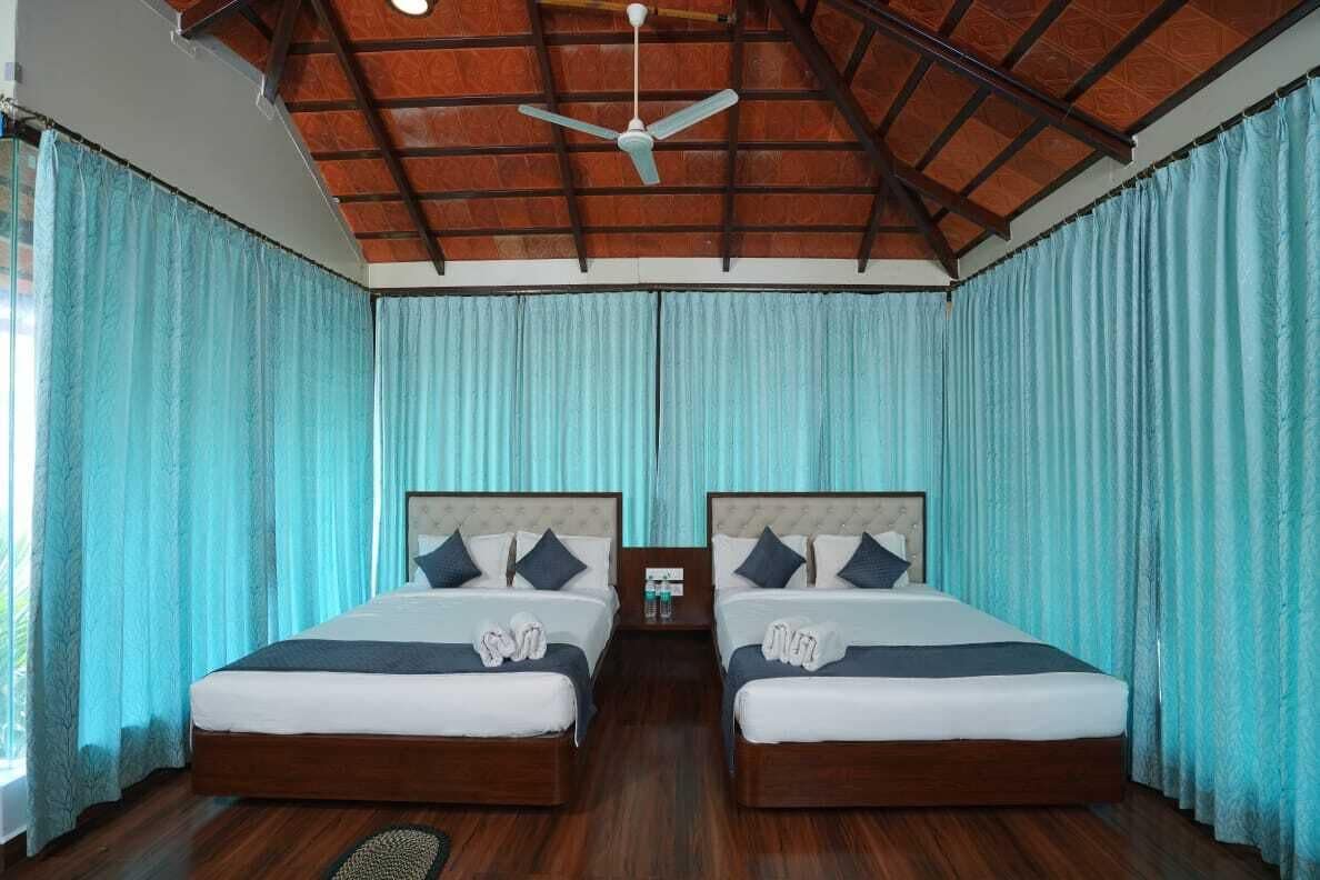 ห้องดีลักซ์สำหรับสี่ท่าน | โต๊ะทำงาน, ผ้าม่านกันแสง, ผ้าปูที่นอน