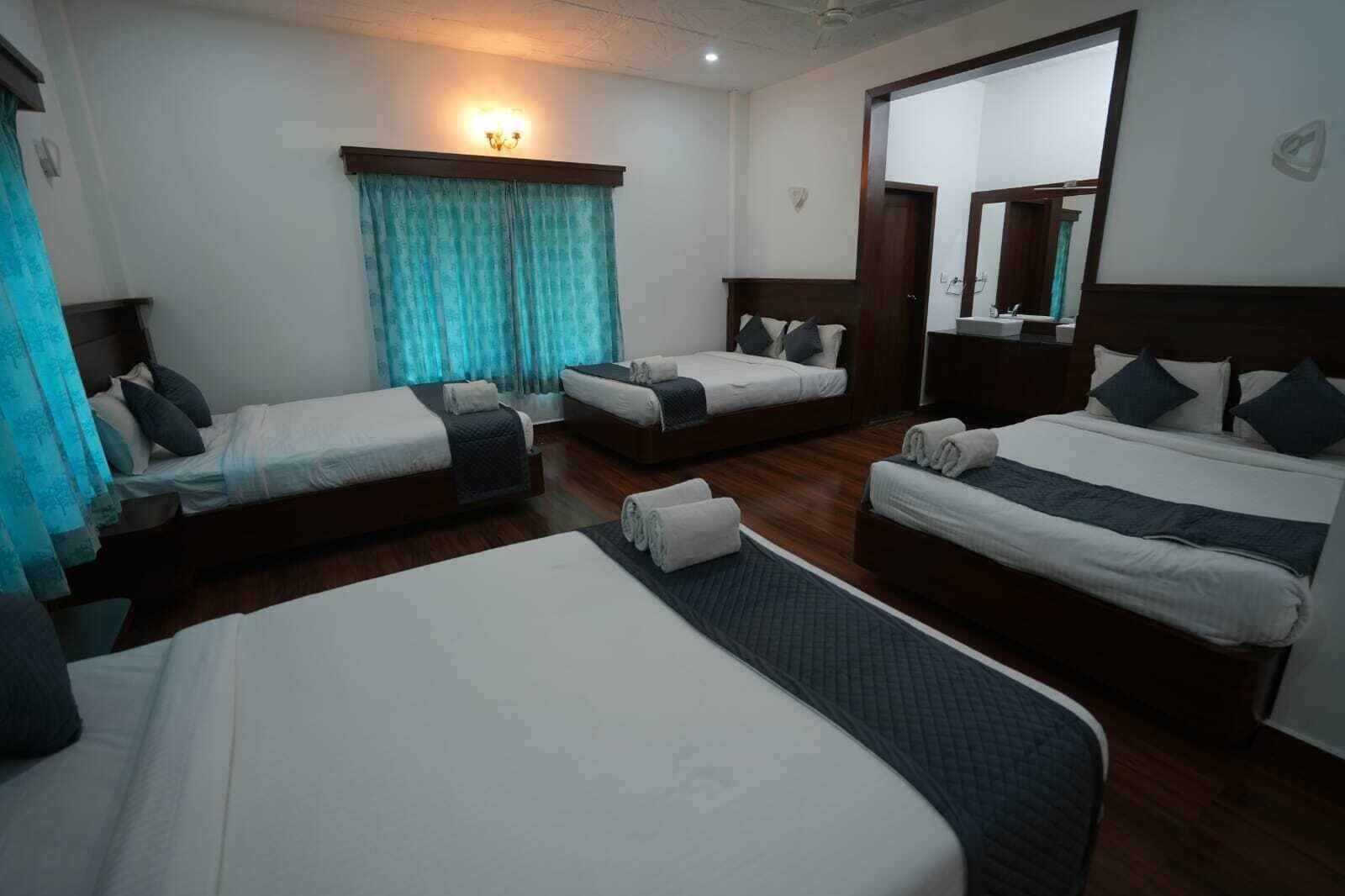 ห้องแฟมิลี่สตูดิโอสวีท, หลายเตียง | โต๊ะทำงาน, ผ้าม่านกันแสง, ผ้าปูที่นอน