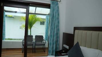 Deluxe Double Room | Desk, blackout drapes