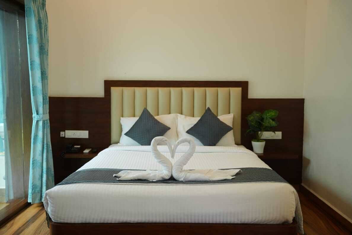 Deluxe Double Room | Desk, blackout drapes, bed sheets