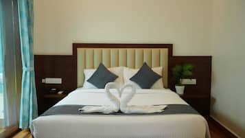 Deluxe Double Room | Desk, blackout drapes