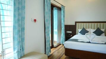 Deluxe Double Room | Desk, blackout drapes