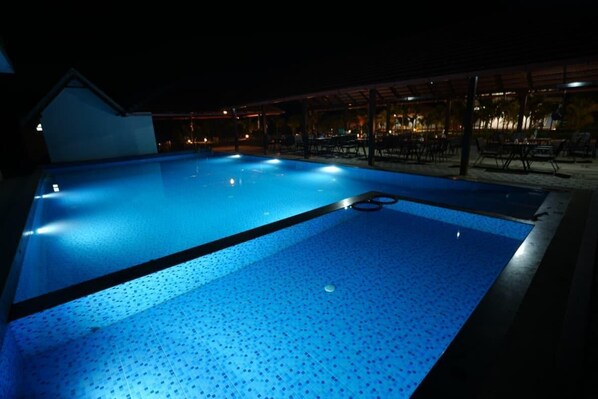 Outdoor pool - RG The Grand Haven Resort (Chikkamagaluru)