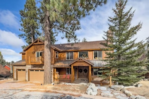 Exterior - Luxury on Bear Mountain Golf Course! Walk To Bear Mountain Ski Resort! Exclusive Gated Community! Central A/C! Game Room! (Big Bear Lake)