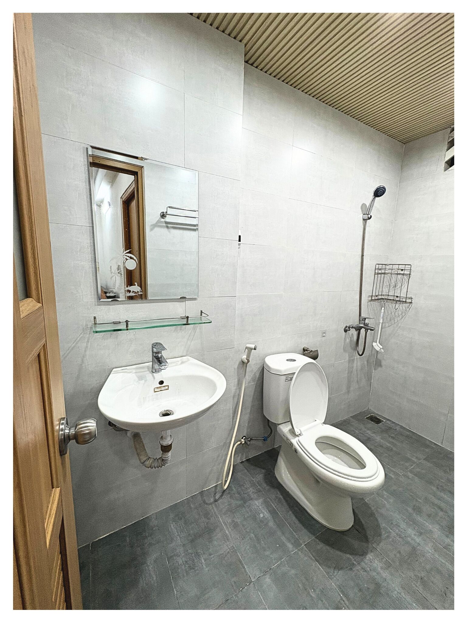 Business Studio | Bathroom | Shower, hair dryer, slippers, towels