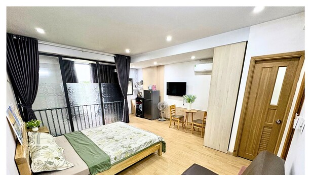 Une chambre moderne comprenant un lit, un canapé, une télévision et un coin repas.