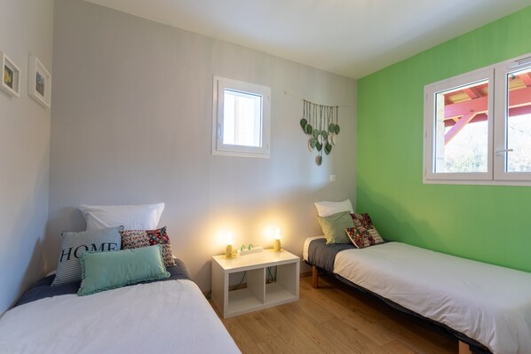 Room - Dorine Guest Room with Mountain View, Wi-Fi, and Air Conditioning (Aroue-Ithorots-Olhaïby)