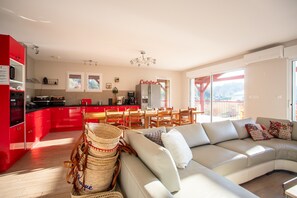 Living area - Guest Room "Chambre - Lis": Mountain View, Wi-Fi and Air Conditioning (Aroue-Ithorots-Olhaïby)