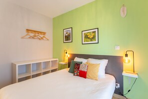 WiFi, bed sheets - Guest Room "Chambre - Lis": Mountain View, Wi-Fi and Air Conditioning (Aroue-Ithorots-Olhaïby)