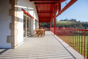 Outdoor dining - Guest Room "Chambre - Lis": Mountain View, Wi-Fi and Air Conditioning (Aroue-Ithorots-Olhaïby)