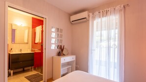 A bedroom with a bed, a white dresser, a mirror, and a window with curtains. - Bed and Breakfast 'Chambre - Orchis' with Mountain View, Wi-Fi and Air Conditioning (Aroue-Ithorots-Olhaïby)