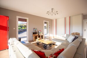 Living area - Bed and Breakfast 'Chambre - Orchis' with Mountain View, Wi-Fi and Air Conditioning (Aroue-Ithorots-Olhaïby)